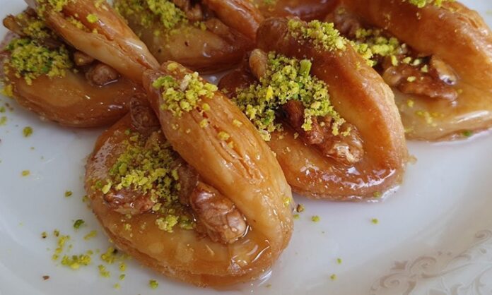 Türk mutfağının en özel şerbetli tatlılarından biri olan dilber dudağı, yüzyıllardır Anadolu sofralarında öne çıkan geleneksel tatlardan biri. Özellikle bayram ve özel günlerde hazırlanan bu etkileyici hamur tatlısı, adıyla ve şekliyle merak uyandırırken tadıyla da tatlı severleri cezbetmeye devam ediyor. Son dönemlerde geleneksel tariflere olan ilginin artmasıyla birlikte dilber dudağı tatlısı evlerde yeniden yapılmaya başlandı. Ayrıca restoran menülerinde ve butik pastanelerde de sıkça karşımıza çıkan tatlı, modern sunumlarla da beğeni topluyor. Konulu bir haber görseli.