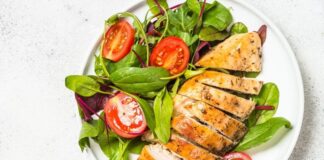 Direnç antrenmanı diyeti, kas kütlesini artırmak, güç kazanımını desteklemek ve vücut kompozisyonunu iyileştirmek isteyen bireyler için özel olarak ele alınan bir beslenme yaklaşımıdır. Ağırlık çalışmaları, vücut ağırlığı egzersizleri ve farklı direnç türleriyle yapılan antrenmanlar, doğru bir beslenme düzeniyle desteklendiğinde çok daha etkili sonuçlar ortaya koyar. Direnç antrenmanı diyeti, bu noktada yalnızca kalori alımını değil, besinlerin zamanlamasını ve içeriğini de kapsayan bütüncül bir yaklaşım sunar. Konulu bir haber görseli.