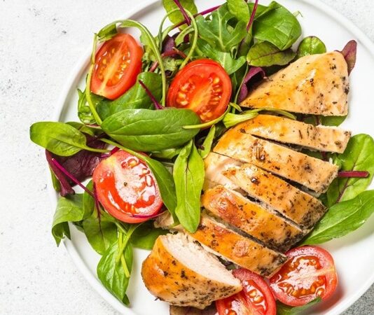 Direnç antrenmanı diyeti, kas kütlesini artırmak, güç kazanımını desteklemek ve vücut kompozisyonunu iyileştirmek isteyen bireyler için özel olarak ele alınan bir beslenme yaklaşımıdır. Ağırlık çalışmaları, vücut ağırlığı egzersizleri ve farklı direnç türleriyle yapılan antrenmanlar, doğru bir beslenme düzeniyle desteklendiğinde çok daha etkili sonuçlar ortaya koyar. Direnç antrenmanı diyeti, bu noktada yalnızca kalori alımını değil, besinlerin zamanlamasını ve içeriğini de kapsayan bütüncül bir yaklaşım sunar. Konulu bir haber görseli.