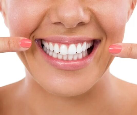 Diş ve ağız sağlığı, genel sağlığın ayrılmaz bir parçasıdır. Çürükler, diş eti hastalıkları, hassasiyet ve çiğneme problemleri yalnızca ağız içinde kalmaz; beslenme düzenini, sindirimi ve yaşam kalitesini de doğrudan etkiler. Bu noktada diş sorunlarına uygun diyet, hem mevcut problemlerin hafifletilmesine hem de yeni sorunların önlenmesine yardımcı olan önemli bir beslenme yaklaşımı olarak öne çıkar. Doğru besin seçimi, ağız dokularının korunmasında ve iyileşme sürecinde belirleyici bir rol oynar. Konulu bir haber görseli.