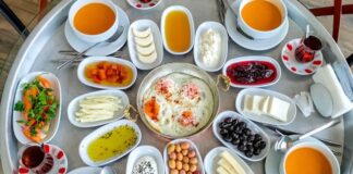 Anadolu’nun en güçlü kültürel sembollerinden biri olan köy sofrası, yalnızca yemek yenen bir alan değil; paylaşmanın, dayanışmanın ve doğallığın somutlaştığı bir yaşam pratiğidir. Toprakla iç içe bir hayatın ürünü olan bu sofralar, mevsimin sunduğu nimetleri ve emeğin karşılığını bir araya getirir. Köy sofrasında gösterişten çok samimiyet, çeşitlilikten çok bereket ön plandadır. Bu nedenle köy sofrası, şehir hayatında giderek özlenen bir değer hâline gelmiştir. Konulu bir haber görseli.