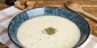 Anadolu’nun yüksek kesimlerinde, doğanın ritmiyle şekillenen yayla yemeği, yalnızca karın doyurmak için hazırlanan bir öğün değil; aynı zamanda yaşam biçiminin sofraya yansıyan hâlidir. Yaylalar, şehirden uzak olmanın getirdiği sadelikle, mutfağa da yalınlık kazandırır. Bu nedenle yayla yemeği, az malzemeyle çok lezzet ortaya koyan bir anlayışın ürünüdür. Konulu bir haber görseli.