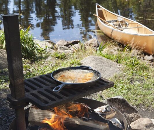 İnsanlık tarihi boyunca yemek pişirme, sadece beslenme ihtiyacını karşılayan bir eylem değil, aynı zamanda sosyal ilişkileri ve kültürel değerleri şekillendiren önemli bir unsur olmuştur. Bu bağlamda Açık Hava Pişirme, doğayla kurulan en eski ve en güçlü bağlardan birini temsil eder. Ateşin açık alanda yakılması, yemeğin gökyüzü altında hazırlanması ve paylaşılması, bu pişirme biçimini sıradan bir mutfak pratiğinin ötesine taşır. Açık hava, yemeğe sadece lezzet değil, anlam da katar. Konulu bir haber görseli.