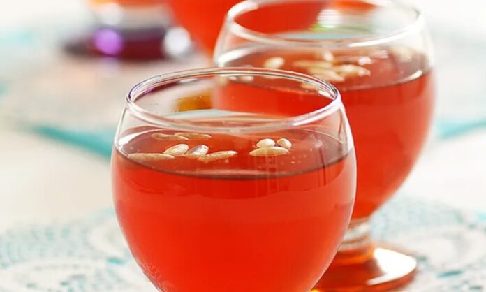 Türk kültüründe doğum sonrası dönem, hem anne hem de bebek için özel bir hassasiyet taşır. Bu dönemin en bilinen ve en köklü sembollerinden biri olan Lohusa Şerbeti, yalnızca ferahlatıcı bir içecek değil, aynı zamanda sevinci, bereketi ve paylaşımı temsil eden güçlü bir kültürel unsurdur. Yüzyıllardır sürdürülen bu gelenek, doğumun toplumsal bir mutluluk olarak görülmesinin sofradaki yansımasıdır. Konulu bir haber görseli.