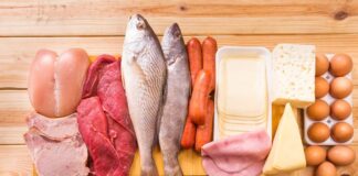 Dukan Diyeti, özellikle hızlı kilo kaybı hedefleyen bireyler arasında uzun süredir popülerliğini koruyan beslenme modellerinden biri olarak öne çıkıyor. Yüksek protein tüketimine dayanan bu yaklaşım, karbonhidrat ve yağ alımını ciddi ölçüde sınırlandırmasıyla klasik diyet anlayışlarından ayrılıyor. Dukan Diyeti, kısa sürede sonuç alma beklentisiyle uygulanması nedeniyle hem ilgi görüyor hem de çeşitli tartışmalara konu oluyor. Konulu bir haber görseli.