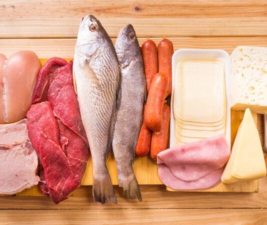 Dukan Diyeti, özellikle hızlı kilo kaybı hedefleyen bireyler arasında uzun süredir popülerliğini koruyan beslenme modellerinden biri olarak öne çıkıyor. Yüksek protein tüketimine dayanan bu yaklaşım, karbonhidrat ve yağ alımını ciddi ölçüde sınırlandırmasıyla klasik diyet anlayışlarından ayrılıyor. Dukan Diyeti, kısa sürede sonuç alma beklentisiyle uygulanması nedeniyle hem ilgi görüyor hem de çeşitli tartışmalara konu oluyor. Konulu bir haber görseli.