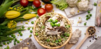 Düşük Karbonhidrat Yemeklerle Beslenme Alışkanlıkları Yeniden Şekilleniyor Son yıllarda sağlıklı yaşam ve dengeli beslenme arayışı, insanların tabaklarında önemli değişimlere yol açıyor. Bu değişimin merkezinde ise düşük karbonhidrat yemek anlayışı yer alıyor. Geleneksel beslenme düzeninde önemli bir yere sahip olan ekmek, makarna ve şekerli gıdaların sorgulanmasıyla birlikte, karbonhidrat oranı azaltılmış öğünler daha fazla ilgi görmeye başladı. Bu yaklaşım yalnızca kilo kontrolü için değil, genel sağlık bilincinin artmasıyla da doğrudan bağlantılı bir trend haline geldi. Konulu bir haber görseli.