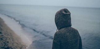 Günümüzde beslenme alışkanlıkları yalnızca fiziksel açlıkla değil, duygusal durumlarla da şekilleniyor. Stresli bir günün ardından gelen tatlı isteği, can sıkıntısıyla yönelinen atıştırmalar ya da mutsuzluk anlarında artan yeme davranışı, pek çok kişinin ortak deneyimi haline gelmiş durumda. Bu noktada duygusal açlık, sağlıklı beslenmenin önündeki en büyük engellerden biri olarak öne çıkıyor. Duygusal açlıkla mücadele diyeti, bireyin yeme davranışını duygusal tepkilerden arındırmayı ve daha bilinçli bir beslenme düzeni kurmayı amaçlayan bütüncül bir yaklaşım sunuyor. Konulu bir haber görseli.