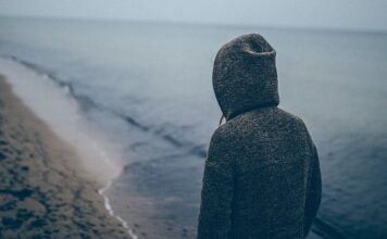 Günümüzde beslenme alışkanlıkları yalnızca fiziksel açlıkla değil, duygusal durumlarla da şekilleniyor. Stresli bir günün ardından gelen tatlı isteği, can sıkıntısıyla yönelinen atıştırmalar ya da mutsuzluk anlarında artan yeme davranışı, pek çok kişinin ortak deneyimi haline gelmiş durumda. Bu noktada duygusal açlık, sağlıklı beslenmenin önündeki en büyük engellerden biri olarak öne çıkıyor. Duygusal açlıkla mücadele diyeti, bireyin yeme davranışını duygusal tepkilerden arındırmayı ve daha bilinçli bir beslenme düzeni kurmayı amaçlayan bütüncül bir yaklaşım sunuyor. Konulu bir haber görseli.