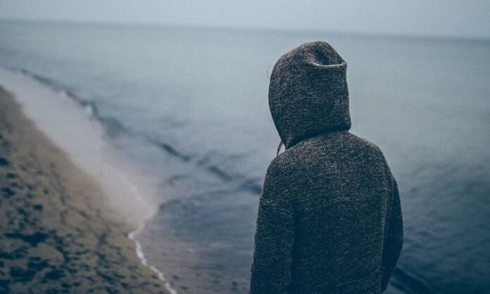 Günümüzde beslenme alışkanlıkları yalnızca fiziksel açlıkla değil, duygusal durumlarla da şekilleniyor. Stresli bir günün ardından gelen tatlı isteği, can sıkıntısıyla yönelinen atıştırmalar ya da mutsuzluk anlarında artan yeme davranışı, pek çok kişinin ortak deneyimi haline gelmiş durumda. Bu noktada duygusal açlık, sağlıklı beslenmenin önündeki en büyük engellerden biri olarak öne çıkıyor. Duygusal açlıkla mücadele diyeti, bireyin yeme davranışını duygusal tepkilerden arındırmayı ve daha bilinçli bir beslenme düzeni kurmayı amaçlayan bütüncül bir yaklaşım sunuyor. Konulu bir haber görseli.