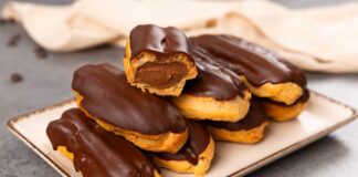 Fransız pastacılığının dünya mutfağına kazandırdığı en özel tatlardan biri olan eclair, yalnızca görünümüyle değil, ince dokusu ve hafif dolgusu ile de tatlı severlerin vazgeçilmezi olarak gösteriliyor. Günümüzde pek çok pastane menüsünde rastladığımız bu tatlı, aslında aristokrat mutfaklarından çıkıp modern mutfaklara taşınan çok katmanlı bir tarihe sahip. Özellikle çikolata kaplaması ve iç dolgusu ile bilinen eclair, Avrupa’da uzun yıllardır tüketilen bir tatlı olmakla birlikte, son yıllarda Türkiye’de de giderek daha fazla tercih edilmeye başladı. Pastacılığın gelişimi ile beraber farklı dolgular, farklı çikolata türleri ve daha çeşitli glazürlerle sunulan bu tatlı, gastronomik açıdan ciddi bir çeşitliliğin de öncüsü haline geldi. Konulu bir haber görseli.