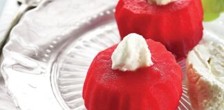 Elma Tatlısı Kış Aylarının Parlayan Yıldızı Oldu Kış aylarıyla birlikte mutfaklarda yeniden yerini alan elma tatlısı, son yıllarda özellikle sağlıklı beslenme trendinin yükselmesiyle öne çıkıyor. İçeriğinde yapay katkı maddesi bulunmaması ve doğal şekeri sayesinde, birçok uzman tarafından diğer tatlılara nazaran daha hafif bir seçenek olarak değerlendiriliyor. Türkiye’de geleneksel mutfakta da önemli bir yeri olan bu tatlı, son yıllarda restoran menülerinde yeniden gözde hale gelmeye başladı. Konulu bir haber görseli.