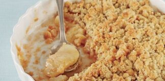 Elmalı crumble, son dönemlerde sadece evlerde değil kafe ve restoran menülerinde de hızla yer bulmaya başladı. Hem ev yapımı tatlıların nostaljik havasını yaşatması hem de pratik hazırlanması sayesinde özellikle sonbahar ve kış aylarında yoğun ilgi görüyor. Uzmanlara göre elmalı crumble tatlısının bu kadar popüler olmasının nedeni, elmanın doğal aromasıyla tereyağı ve hamurun birleşiminin dengeli bir tat ortaya çıkarması. Konulu bir haber görseli.