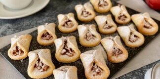 Elmalı Kurabiye Kış Mevsiminin Sevilen Lezzeti Yeniden İlgi Görüyor Türkiye’nin en geleneksel tatlılarından biri olan Elmalı Kurabiye, son dönemlerde ev yapımı tariflerin popülerleşmesiyle yeniden gündeme geldi. Özellikle kış mevsiminin gelmesiyle birlikte sıcak çay ve kahve eşlikçisi olarak tercih edilen bu kurabiye, hem hafif dokusu hem de tarçınla birleşen elma aroması sayesinde tekrar ilgi odağı hâline geldi. Son yıllarda sosyal medya platformlarında paylaşılan tarif videolarının etkisiyle Elmalı Kurabiye, genç kuşak arasında da popüler bir ev tatlısı hâline dönüşüyor. Konulu bir haber görseli.