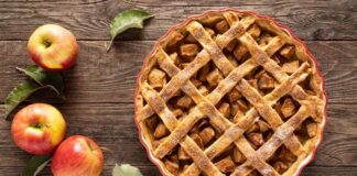 Tatlı denildiğinde birçok kişinin aklına ilk gelen klasiklerden biri olan elmalı turta, hem kokusuyla hem de tanıdık tadıyla sofralarda özel bir yer tutuyor. İnce hamuru, tarçınla bütünleşen elma dolgusu ve fırından çıktığında yayılan sıcak aromasıyla bu tatlı, yalnızca bir tarif değil aynı zamanda güçlü bir mutfak geleneğini temsil ediyor. Ev yapımı tatlılara olan ilginin arttığı son yıllarda elmalı turta, yeniden keşfedilen ve sıkça tercih edilen lezzetler arasında yer alıyor. Konulu bir haber görseli.