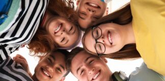 Ergenlik dönemi, bireyin çocukluktan yetişkinliğe geçiş yaptığı en hassas süreçlerden biridir. Bu dönemde uygulanan ergen diyeti, yalnızca kilo kontrolüyle sınırlı değildir; fiziksel büyüme, hormonal denge, ruh hali ve akademik performans üzerinde de doğrudan etkilidir. Hızlı boy uzaması, kas ve kemik gelişimi ile birlikte artan enerji ihtiyacı, ergen diyeti konusunu aileler ve gençler için önemli bir gündem haline getirir. Konulu bir haber görseli.