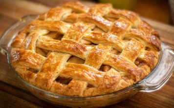 Eşsiz Bir Tatlı Deneyimi Apple Pie Lezzeti Manzarayı Değiştiriyor Apple Pie, dünya genelinde tanınan ve özellikle Amerika mutfağıyla özdeşleşmiş olsa da, bugün pek çok ülkede farklı dokunuşlarla yeniden yorumlanan bir tatlı olarak karşımıza çıkıyor. Ev yapımı tatlı kültürünün en özel örneklerinden biri olarak kabul edilen Apple Pie, hem malzeme çeşitliliği hem de hikâyesiyle damaklarda derin bir iz bırakmayı sürdürüyor. Türkiye’de de son yıllarda popülerliği artan bu tatlı, özellikle soğuk havalarda sıcak servis edilmesiyle öne çıkıyor. Tarçın kokusunun evin her yerine yayılmasıyla birlikte tatlı yapmanın keyfi bambaşka bir hale gelirken, Apple Pie sadece bir lezzet değil, aynı zamanda nostaljik bir deneyim sunuyor.