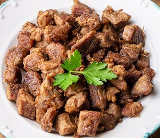 Toplumlarda yemek kültürü ve ritüelleri, tarih boyunca sosyal hiyerarşiyi ve aile içi düzeni belirlemede önemli bir rol oynamıştır. Özellikle etin sofraya gelmesi sırasında erkek bireylere öncelik tanınması, hem fiziksel emeğe hem de ailenin geçim kaynaklarına katkı sağlayan kişiye duyulan saygının göstergesidir. Bu ritüel, aile bağlarını kuvvetlendiren ve nesiller boyunca aktarılan bir saygı göstergesi olarak kabul edilmiştir. Konulu bir haber görseli.