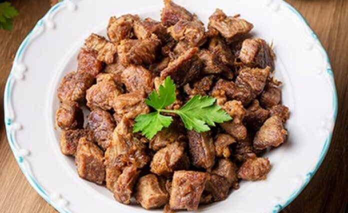 Toplumlarda yemek kültürü ve ritüelleri, tarih boyunca sosyal hiyerarşiyi ve aile içi düzeni belirlemede önemli bir rol oynamıştır. Özellikle etin sofraya gelmesi sırasında erkek bireylere öncelik tanınması, hem fiziksel emeğe hem de ailenin geçim kaynaklarına katkı sağlayan kişiye duyulan saygının göstergesidir. Bu ritüel, aile bağlarını kuvvetlendiren ve nesiller boyunca aktarılan bir saygı göstergesi olarak kabul edilmiştir. Konulu bir haber görseli.