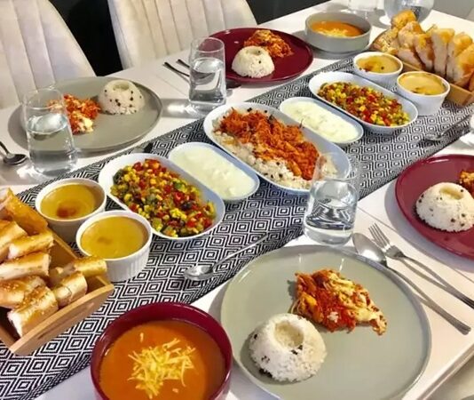 Türk kültüründe misafirlik, günlük hayatın sıradan bir parçası değil; özen, dikkat ve gönül alma üzerine kurulu köklü bir değerdir. Bu değerin en somut yansımalarından biri olan yatılı misafir yemeği, yalnızca karın doyurmayı değil, misafiri evin bir parçası gibi hissettirmeyi amaçlar. Günlük sofralardan farklı olarak daha planlı, daha çeşitli ve daha düşünülmüş olan bu yemekler, ev sahibinin misafire verdiği önemin sessiz bir ifadesidir. Konulu bir haber görseli.