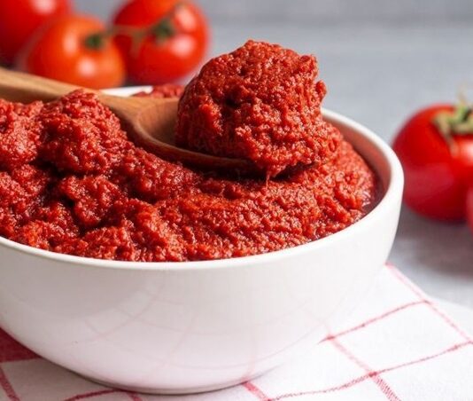 Türk mutfağının temel taşlarından biri olan salça yapımı, sadece bir mutfak hazırlığı değil, aynı zamanda köklü bir kültürün yaşatılması anlamına gelir. Sofralarda yer alan pek çok yemeğin lezzetini belirleyen salça, özellikle ev yapımı olduğunda ayrı bir değer kazanır. Yaz aylarının sonlarına doğru başlayan bu telaşlı ama bir o kadar da keyifli süreç, nesiller boyunca aktarılan bir alışkanlık olarak bugün hâlâ canlılığını korur. Konulu bir haber görseli.