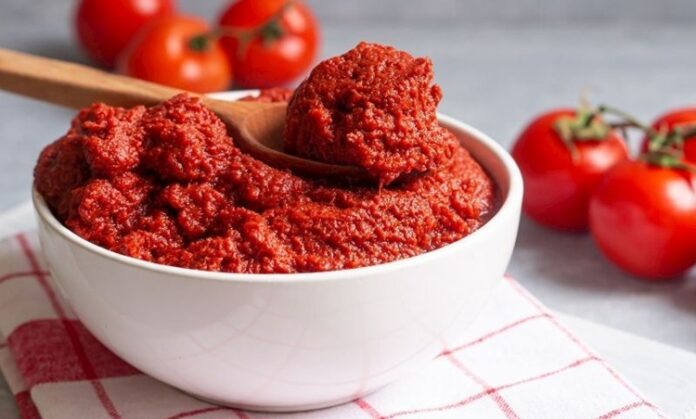 Türk mutfağının temel taşlarından biri olan salça yapımı, sadece bir mutfak hazırlığı değil, aynı zamanda köklü bir kültürün yaşatılması anlamına gelir. Sofralarda yer alan pek çok yemeğin lezzetini belirleyen salça, özellikle ev yapımı olduğunda ayrı bir değer kazanır. Yaz aylarının sonlarına doğru başlayan bu telaşlı ama bir o kadar da keyifli süreç, nesiller boyunca aktarılan bir alışkanlık olarak bugün hâlâ canlılığını korur. Konulu bir haber görseli.