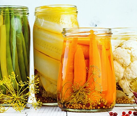 Fermente ürünler, tarih boyunca hem beslenme kültürü hem de gıda saklama yöntemleri açısından büyük bir öneme sahip olmuştur. Fermentasyon, gıdaların doğal süreçlerle korunmasını ve besin değerinin artmasını sağlar. Özellikle peynir, yoğurt, turşu ve kefir gibi fermente gıdalar, hem Anadolu hem de dünya mutfaklarında nesiller boyunca sofralara taşınmıştır. Bu durum, geleneksel yemek kültürü ile modern beslenme anlayışını birleştiren bir köprü oluşturur. Konulu bir haber görseli.