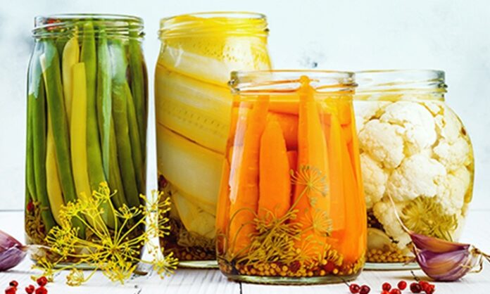 Fermente ürünler, tarih boyunca hem beslenme kültürü hem de gıda saklama yöntemleri açısından büyük bir öneme sahip olmuştur. Fermentasyon, gıdaların doğal süreçlerle korunmasını ve besin değerinin artmasını sağlar. Özellikle peynir, yoğurt, turşu ve kefir gibi fermente gıdalar, hem Anadolu hem de dünya mutfaklarında nesiller boyunca sofralara taşınmıştır. Bu durum, geleneksel yemek kültürü ile modern beslenme anlayışını birleştiren bir köprü oluşturur. Konulu bir haber görseli.