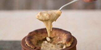 Kış mevsiminde sofraların vazgeçilmez tatlıları arasında yer alan fırın helva, hem pratik hazırlanışı hem de yumuşacık dokusuyla dikkat çekiyor. Özellikle balık restoranlarında yemek sonrası sunulan bu tatlı, lezzetinin yanı sıra sıcak servis ediliyor olmasıyla da öne çıkıyor. Geleneksel mutfaklarda helva kültürü oldukça köklü bir geçmişe sahipken, fırınlanarak yapılan versiyonu son yıllarda daha fazla tercih edilmeye başladı. Konulu bir haber görseli.