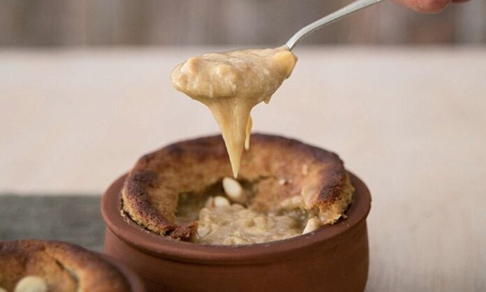 Kış mevsiminde sofraların vazgeçilmez tatlıları arasında yer alan fırın helva, hem pratik hazırlanışı hem de yumuşacık dokusuyla dikkat çekiyor. Özellikle balık restoranlarında yemek sonrası sunulan bu tatlı, lezzetinin yanı sıra sıcak servis ediliyor olmasıyla da öne çıkıyor. Geleneksel mutfaklarda helva kültürü oldukça köklü bir geçmişe sahipken, fırınlanarak yapılan versiyonu son yıllarda daha fazla tercih edilmeye başladı. Konulu bir haber görseli.