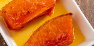 Fırın Kabak Tatlısı Kış Sofralarında Yeniden Yıldızını Parlatıyor Son yıllarda sağlıklı tatlılara olan ilginin artmasıyla birlikte fırın kabak tatlısı yeniden gündemde. Türk mutfağının köklü tatlıları arasında yer alan bu lezzet, özellikle kış aylarında sofraların vazgeçilmezlerinden biri olmaya devam ediyor. Hem hafif hem de besin değeri yüksek olması, tatlının tercih edilmesinde önemli bir etken olarak öne çıkıyor. Konulu bir haber görseli.