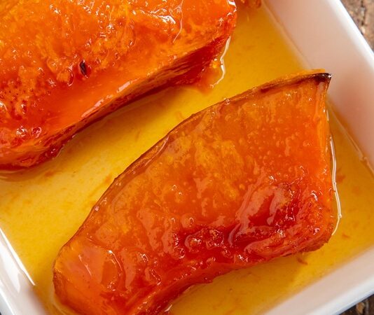 Son yıllarda sağlıklı tatlılara olan ilginin artmasıyla birlikte fırın kabak tatlısı yeniden gündemde. Türk mutfağının köklü tatlıları arasında yer alan bu lezzet, özellikle kış aylarında sofraların vazgeçilmezlerinden biri olmaya devam ediyor. Hem hafif hem de besin değeri yüksek olması, tatlının tercih edilmesinde önemli bir etken olarak öne çıkıyor. Konulu bir haber görseli.