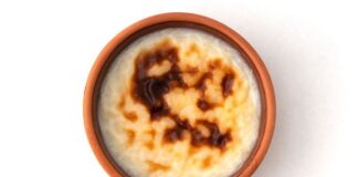 Türk mutfağının en sevilen sütlü tatlılarından biri olan fırın sütlaç, son dönemde hem ev yapımı tariflerde hem de pastanelerin vitrinlerinde yeniden popülerlik kazandı. Özellikle hafif yapısı, sütlü dokusu ve kendine özgü kızarmış yüzeyiyle damaklarda iz bırakan fırın sütlaç, geleneksel lezzetlere yönelen tüketicilerin ilgisini her geçen gün artırıyor. Sadece özel günlerde değil, günlük menülerin de vazgeçilmez tamamlayıcısı haline gelen tatlı, pek çok kişi tarafından hem nostaljik hem de modern bir tat olarak tanımlanıyor. Konulu bir haber görseli.