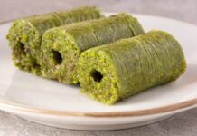 Gaziantep mutfağıyla özdeşleşen fıstık sarma, son yıllarda hem Türkiye’de hem de dünya genelinde gastronomi meraklılarının dikkatini çeken özel tatlılardan biri hâline geldi. İncecik açılan kadayıf hamurunun arasına bolca Antep fıstığı eklenerek hazırlanan bu eşsiz tatlı, hem görünümüyle hem de yoğun aromasıyla öne çıkıyor. Tatlı severlerin ilgisini çeken en önemli özelliklerinden biri ise tamamen doğal malzemelerle hazırlanmasına rağmen oldukça rafine bir lezzet sunması. Üstelik geleneksel tarifin modern dokunuşlarla birleşmesi, fıstık sarmayı son dönemde gurme restoranların da vazgeçilmezi yapıyor. Konulu bir haber görseli.