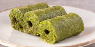 Gaziantep mutfağıyla özdeşleşen fıstık sarma, son yıllarda hem Türkiye’de hem de dünya genelinde gastronomi meraklılarının dikkatini çeken özel tatlılardan biri hâline geldi. İncecik açılan kadayıf hamurunun arasına bolca Antep fıstığı eklenerek hazırlanan bu eşsiz tatlı, hem görünümüyle hem de yoğun aromasıyla öne çıkıyor. Tatlı severlerin ilgisini çeken en önemli özelliklerinden biri ise tamamen doğal malzemelerle hazırlanmasına rağmen oldukça rafine bir lezzet sunması. Üstelik geleneksel tarifin modern dokunuşlarla birleşmesi, fıstık sarmayı son dönemde gurme restoranların da vazgeçilmezi yapıyor. Konulu bir haber görseli.