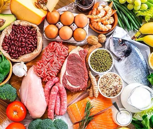 Flexitarian beslenme, son yıllarda katı diyet kurallarından uzak durmak isteyen bireyler arasında giderek daha fazla ilgi görmektedir. Bu yaklaşım, ağırlıklı olarak bitki temelli beslenmeyi benimserken, hayvansal ürünleri tamamen hayatın dışına çıkarmadan dengeli bir yol izlemeyi hedefler. Flexitarian, hem sağlıklı beslenmek isteyen hem de sosyal ve kültürel alışkanlıklarından kopmak istemeyen kişiler için dikkat çekici bir seçenek olarak öne çıkmaktadır. Konulu bir haber görseli.