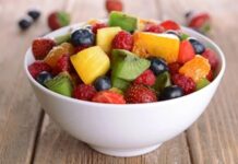 Fruitarian beslenme, son yıllarda alternatif beslenme yaklaşımları arasında en çok tartışılan ve merak edilen modellerden biri olarak öne çıkmaktadır. Temelinde doğaya minimum müdahale ile beslenme fikri bulunan bu yaklaşım, özellikle sade yaşam, etik tüketim ve farkındalık kavramlarıyla birlikte anılmaktadır. Fruitarian Beslenme, klasik vegan ve vejetaryen beslenmeden daha dar bir çerçeveye sahip olmasıyla dikkat çekmektedir. Konulu bir haber görseli.