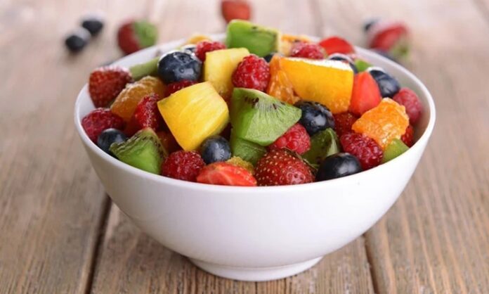 Fruitarian beslenme, son yıllarda alternatif beslenme yaklaşımları arasında en çok tartışılan ve merak edilen modellerden biri olarak öne çıkmaktadır. Temelinde doğaya minimum müdahale ile beslenme fikri bulunan bu yaklaşım, özellikle sade yaşam, etik tüketim ve farkındalık kavramlarıyla birlikte anılmaktadır. Fruitarian Beslenme, klasik vegan ve vejetaryen beslenmeden daha dar bir çerçeveye sahip olmasıyla dikkat çekmektedir. Konulu bir haber görseli.