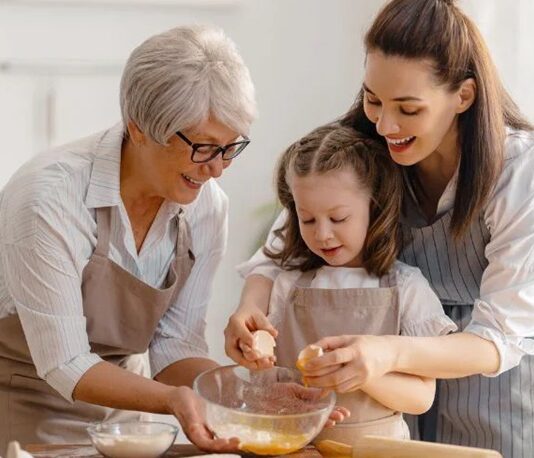 Türk mutfağının en güçlü taşıyıcılarından biri hiç şüphesiz büyükannelerin tarifleridir. Nesilden nesile aktarılan bu tarifler, yalnızca yemek yapma bilgisi değil; aynı zamanda kültür, sabır ve sevgi aktarımıdır. Ölçüsüz ama tam kıvamında yapılan yemekler, yazılı defterlerden çok hafızaya kazınmış lezzetler olarak bugüne ulaşır. Bir yemeğin “anne eli” ya da “nine eli” tadında olması ifadesi, aslında bu köklü geleneğin dildeki karşılığıdır. Konulu bir haber görseli.