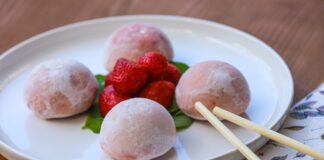 Uzak Doğu’nun en dikkat çekici tatlılarından biri olan Mochi, son yıllarda yalnızca Japonya’da değil dünya genelinde trend haline gelen tatlı çeşitleri arasında gösteriliyor. Yapımında kullanılan pirinç bazlı dokusu sayesinde hem yumuşak hem de esnek bir form sunan mochi, özellikle sosyal medya platformlarında sıkça karşımıza çıkmasıyla merak uyandırıyor. Tatlının hem geleneksel hem de modern şekilde yorumlanabilmesi, onu farklı kültürlere kolayca uyarlanabilir hale getiriyor. Konulu bir haber görseli.