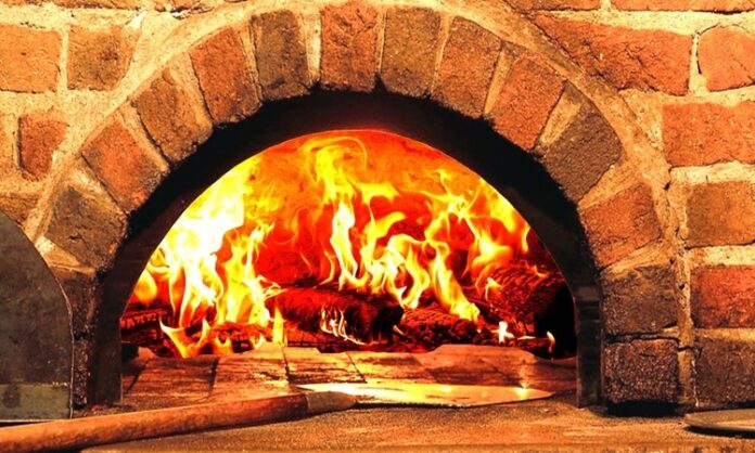 Anadolu mutfağının vazgeçilmez unsurlarından biri olan Taş Fırın, yalnızca bir pişirme aracı değil, yüzyıllardır süregelen bir kültürün taşıyıcısıdır. Ateşle taşın uyumundan doğan bu yöntem, ekmekten pideye, et yemeklerinden hamur işlerine kadar pek çok lezzetin karakterini belirler. Modern fırın teknolojileri gelişmiş olsa da Taş Fırın, verdiği aroma ve doku sayesinde hâlâ ayrıcalıklı bir yere sahiptir. Konulu bir haber görseli.