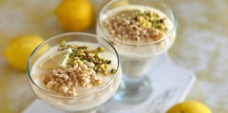 Türkiye’nin en köklü tatlılarından biri olan muhallebi, sade lezzeti, hafif dokusu ve kültürel geçmişiyle yeniden popülerliğini artırıyor. Özellikle son dönemde doğal malzemelerle yapılan tatlılara artan ilgi, muhallebinin yeniden gündeme gelmesine neden oluyor. Evlerde sıkça yapılan bu tatlı aynı zamanda restoran menülerinde de modern sunumlarıyla daha çok dikkat çekmeye başladı. Yüzlerce yıllık bir tarif olmasına rağmen, her dönemin damak zevkine uyarlanabilir olması onun en büyük avantajlarından biri olarak görülüyor. Konulu bir haber görseli.