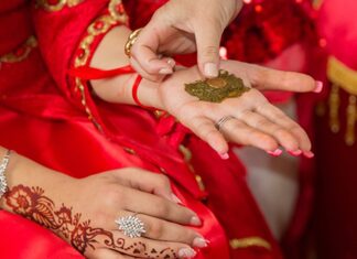 Toplumsal hafızada derin bir yere sahip olan kına geceleri, evlilik sürecinin en duygusal ve sembolik ritüellerinden biri olarak kabul edilir. Bu özel gecede yakılan kına, söylenen türküler ve edilen dualar kadar sofrada sunulan ikramlar da büyük anlam taşır. Kına Gecesi Menüsü, yalnızca misafirlere sunulan yiyeceklerden ibaret değildir; paylaşmanın, vedanın ve yeni bir hayata hazırlığın kültürel yansımasıdır. Bu nedenle kına gecelerinde hazırlanan sofralar, özenle düşünülür ve geleneksel kodlar dikkate alınarak şekillenir. Konulu bir haber görseli.