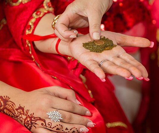 Toplumsal hafızada derin bir yere sahip olan kına geceleri, evlilik sürecinin en duygusal ve sembolik ritüellerinden biri olarak kabul edilir. Bu özel gecede yakılan kına, söylenen türküler ve edilen dualar kadar sofrada sunulan ikramlar da büyük anlam taşır. Kına Gecesi Menüsü, yalnızca misafirlere sunulan yiyeceklerden ibaret değildir; paylaşmanın, vedanın ve yeni bir hayata hazırlığın kültürel yansımasıdır. Bu nedenle kına gecelerinde hazırlanan sofralar, özenle düşünülür ve geleneksel kodlar dikkate alınarak şekillenir. Konulu bir haber görseli.