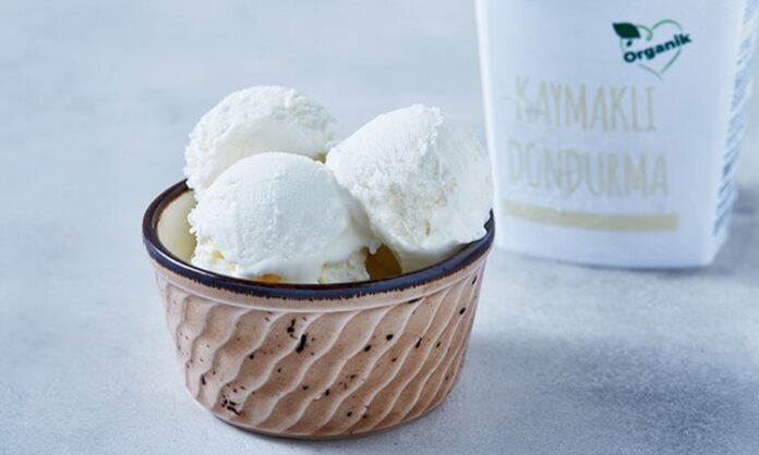 Türk mutfağının köklü tatlı geleneği içinde özel bir yere sahip olan kaymaklı dondurma, geçmişten günümüze uzanan lezzetiyle hem yerel hem de modern sofralarda kendine sağlam bir yer edinmiştir. Süt ve kaymağın yoğun aromasıyla hazırlanan bu dondurma türü, sade yapısına rağmen güçlü bir tat profili sunar. Özellikle doğal ve katkısız tatlı arayışında olanların tercihi hâline gelen kaymaklı dondurma, damakta bıraktığı kalıcı lezzetle dikkat çeker. Konulu bir haber görseli.
