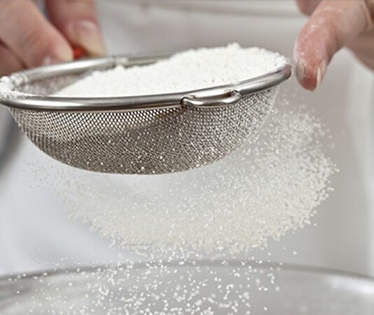 Anadolu mutfağının temel taşlarından biri olan un eleme ve yufka açma, yalnızca bir yemek hazırlığı değil, kuşaktan kuşağa aktarılan güçlü bir kültürel pratiktir. Köy evlerinin avlularında, geniş sofraların kurulduğu günlerde başlayan bu süreç; emeğin, sabrın ve paylaşmanın somut bir yansımasıdır. Unun elenmesiyle başlayan yolculuk, incecik açılan yufkaların sac üzerinde pişirilmesiyle tamamlanır ve ortaya sadece bir yiyecek değil, bir yaşam biçimi çıkar. Konulu bir haber görseli.