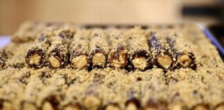 Karadeniz’in bereketli topraklarında yetişen fındığın ünü artık sadece çikolata ve tatlılarda değil, geleneksel lezzetlerde de kendini göstermeye devam ediyor. Özellikle Giresun fındıklı pestil sarma, son yıllarda hem yerel halkın hem de gastronomi tutkunlarının dikkatini çeken özel tatlar arasında yer alıyor. Doğal meyve pestilinin ince bir yaprak gibi hazırlanıp içine iri kıyım fındıkların doldurulmasıyla elde edilen bu tatlı, hem besleyici hem de oldukça hafif bir seçenek sunuyor. Üstelik bu lezzet, Giresun’un kültürel mirasını yansıtan en özel ürünlerden biri olarak öne çıkıyor. Tatlı severlerin yoğun ilgisi ise Giresun fındıklı pestil sarma üretiminin yaygınlaşmasına ve Türkiye genelinde daha fazla bilinirlik kazanmasına katkı sağlıyor. Konulu bir haber görseli.