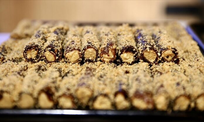 Karadeniz’in bereketli topraklarında yetişen fındığın ünü artık sadece çikolata ve tatlılarda değil, geleneksel lezzetlerde de kendini göstermeye devam ediyor. Özellikle Giresun fındıklı pestil sarma, son yıllarda hem yerel halkın hem de gastronomi tutkunlarının dikkatini çeken özel tatlar arasında yer alıyor. Doğal meyve pestilinin ince bir yaprak gibi hazırlanıp içine iri kıyım fındıkların doldurulmasıyla elde edilen bu tatlı, hem besleyici hem de oldukça hafif bir seçenek sunuyor. Üstelik bu lezzet, Giresun’un kültürel mirasını yansıtan en özel ürünlerden biri olarak öne çıkıyor. Tatlı severlerin yoğun ilgisi ise Giresun fındıklı pestil sarma üretiminin yaygınlaşmasına ve Türkiye genelinde daha fazla bilinirlik kazanmasına katkı sağlıyor. Konulu bir haber görseli.