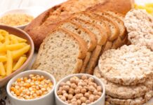 Son yıllarda beslenme dünyasında dikkat çeken değişimlerden biri de glutensiz yemek anlayışının giderek daha fazla konuşulması oluyor. Önceleri yalnızca belirli sağlık sorunlarıyla ilişkilendirilen glutensiz beslenme, günümüzde daha geniş bir kitle tarafından tercih edilmeye başlanmış durumda. İnsanlar artık yalnızca ne yediklerini değil, tükettikleri gıdaların içeriklerini ve vücutları üzerindeki etkilerini daha fazla sorguluyor. Bu sorgulama süreci, glutensiz mutfağı modern beslenme trendlerinin merkezine taşıyor. Konulu bir haber görseli.