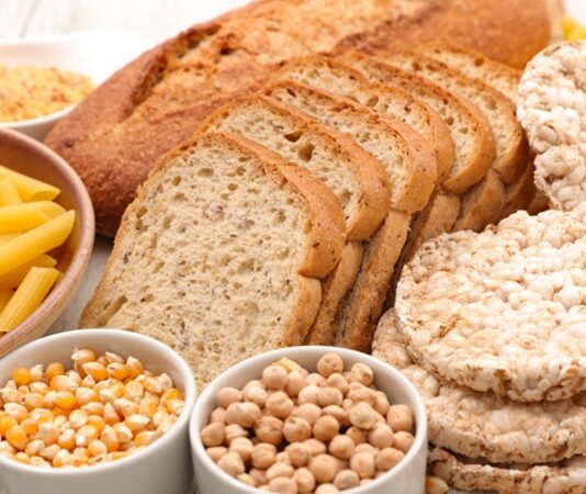 Son yıllarda beslenme dünyasında dikkat çeken değişimlerden biri de glutensiz yemek anlayışının giderek daha fazla konuşulması oluyor. Önceleri yalnızca belirli sağlık sorunlarıyla ilişkilendirilen glutensiz beslenme, günümüzde daha geniş bir kitle tarafından tercih edilmeye başlanmış durumda. İnsanlar artık yalnızca ne yediklerini değil, tükettikleri gıdaların içeriklerini ve vücutları üzerindeki etkilerini daha fazla sorguluyor. Bu sorgulama süreci, glutensiz mutfağı modern beslenme trendlerinin merkezine taşıyor. Konulu bir haber görseli.